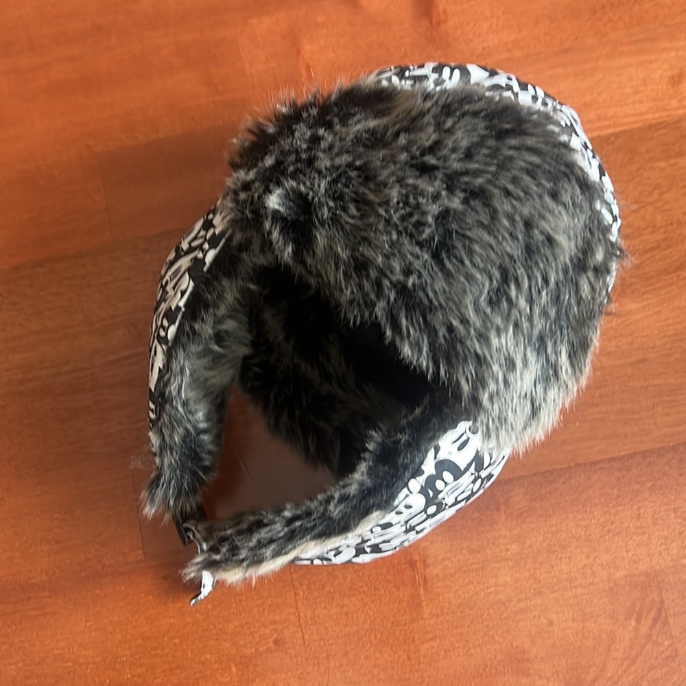 DISNEY WINTER HAT - Picture 5 of 5
